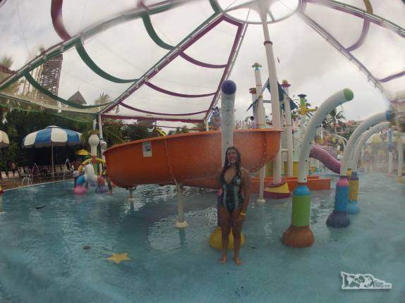 A Bebel em brinquedo do Beach Park, em Fortaleza, capital do Ceará